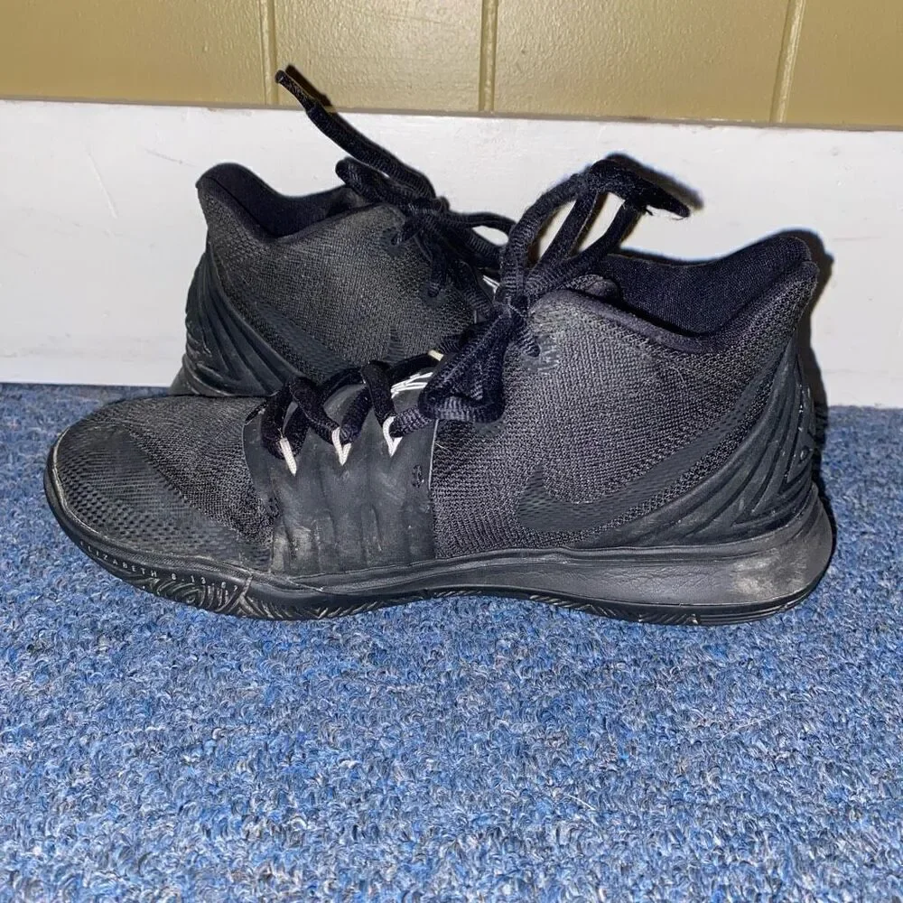 Nike Kyrie Irving youth boys 6 mid top eye tie up basketball shoes black